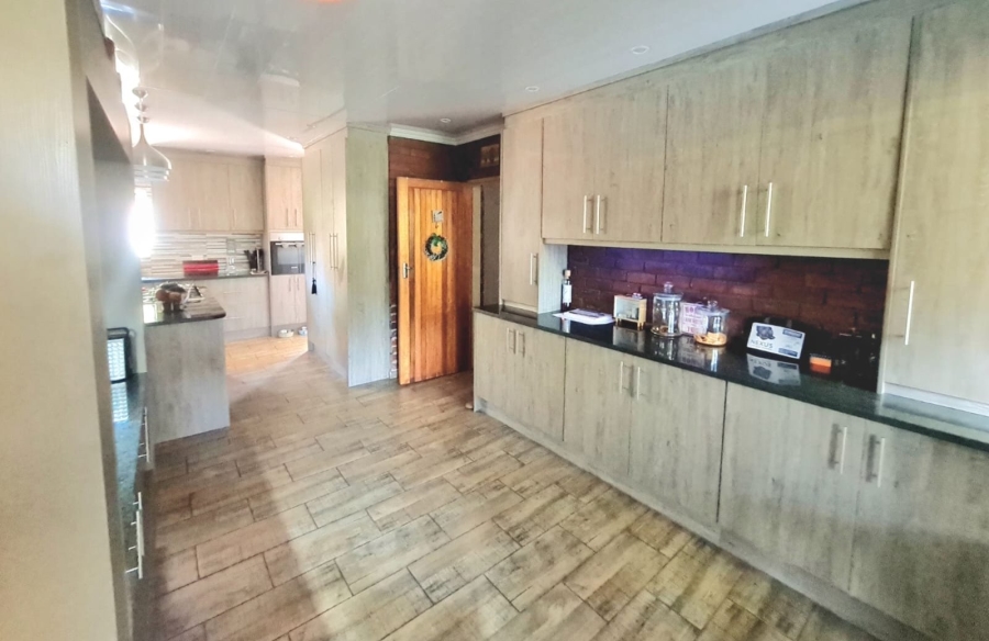 5 Bedroom Property for Sale in Doringkruin North West